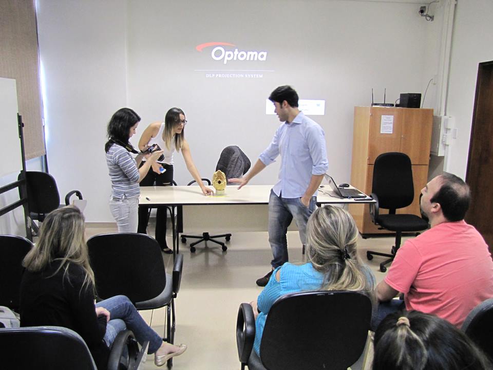 Dr. Miamoto explanando o funcionamento da digitalização de um crânio por fotografias, base da reconstrução facial