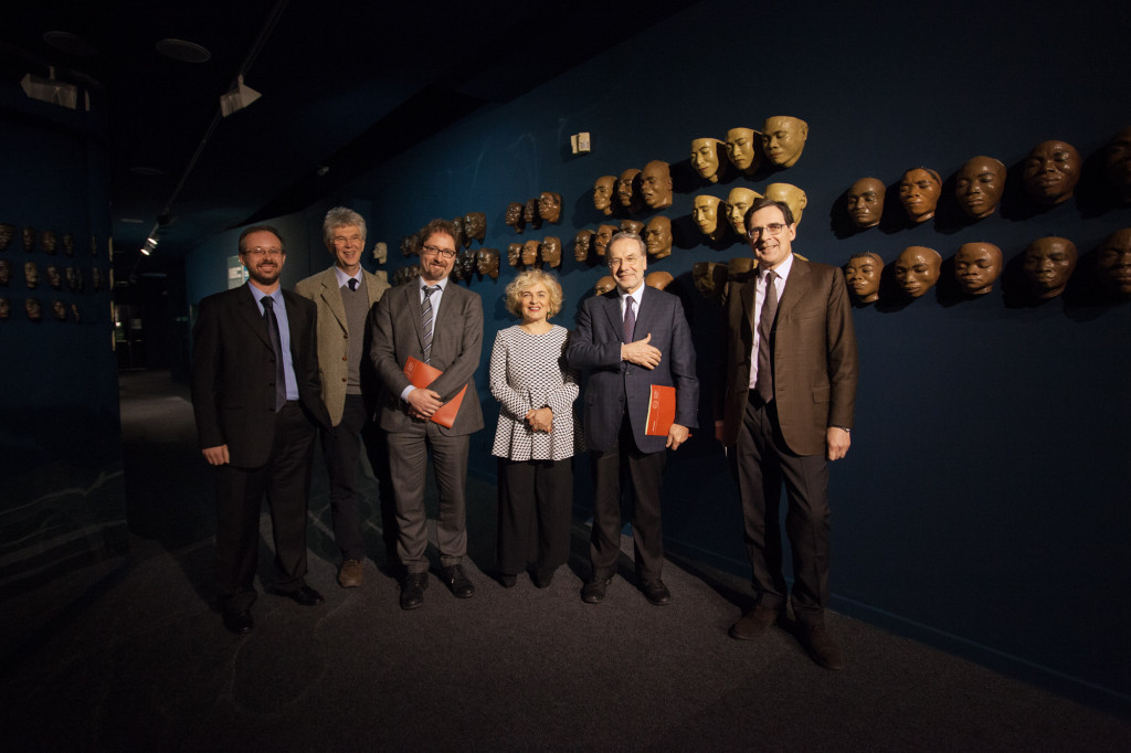 A organização da mostra foi efetuada pelo Dr. Nicola Carrara (primeiro à esquerda) e pelo Dr. Telmo Pievani (segundo à direita do Dr. Carrara)