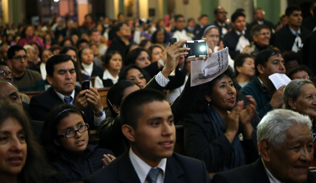 Público presente na Basilica del Santisimo Rosario para ver a face de São João Macías